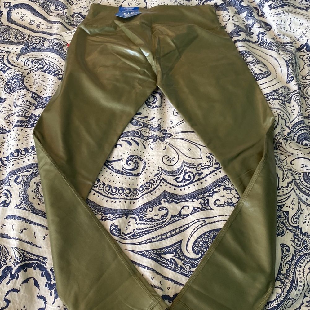 Shiny olive green wet look leggings from VIP Performance - Picture 5 of 5